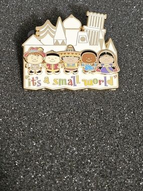 Disney It's a Small World Disneyland 2005 Collectible 3D Pin